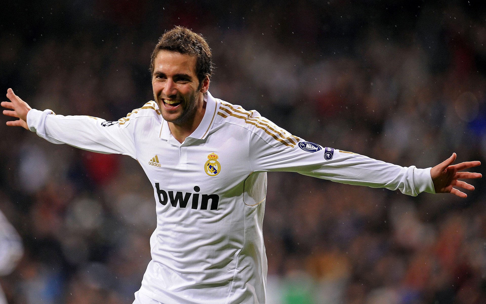 两队或现搬迁传闻再起：足球迷心潮澎湃，未来走向成谜