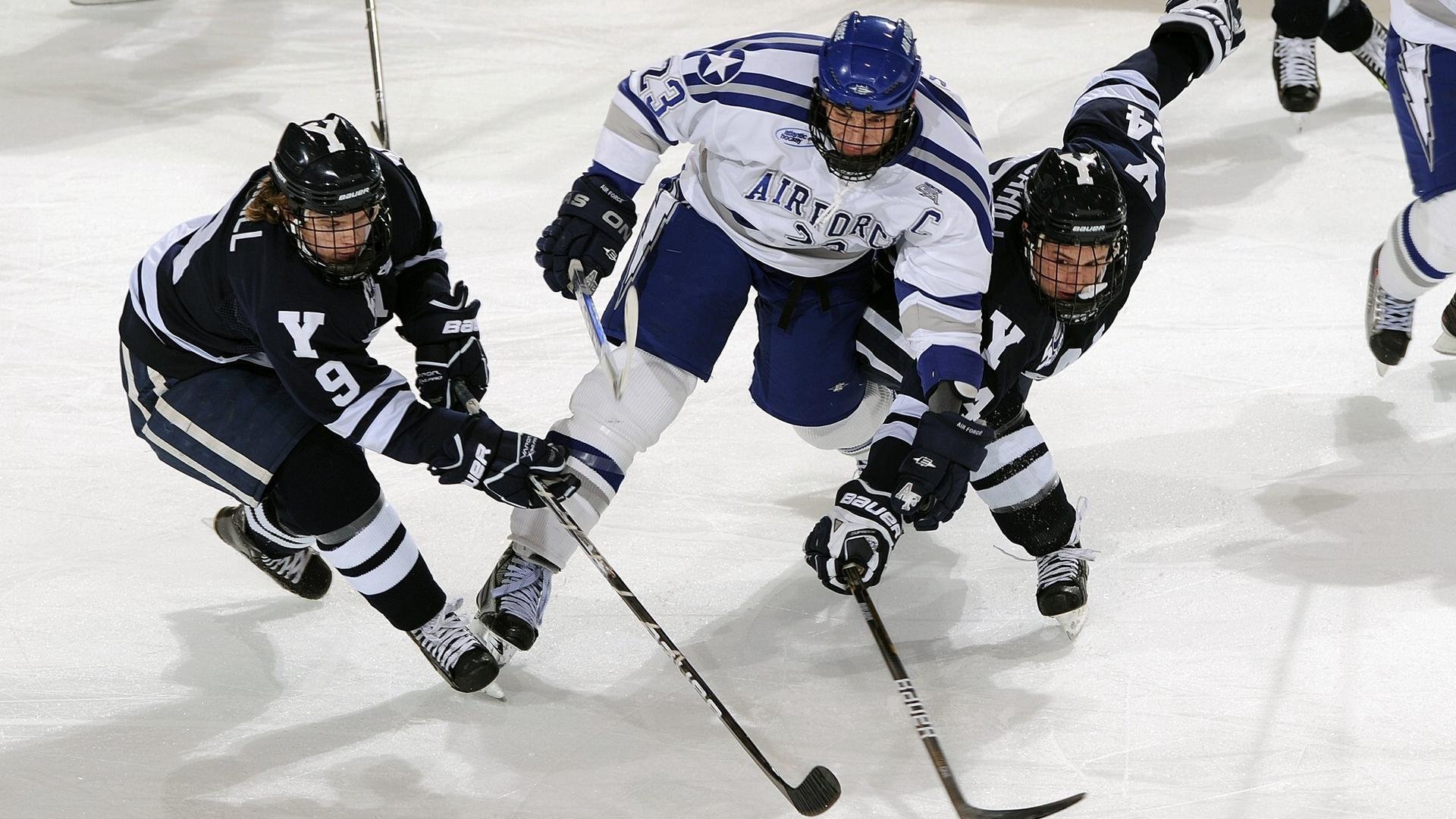 火箭连续抢断打出节奏成功限制对方传导球，火箭终止连败