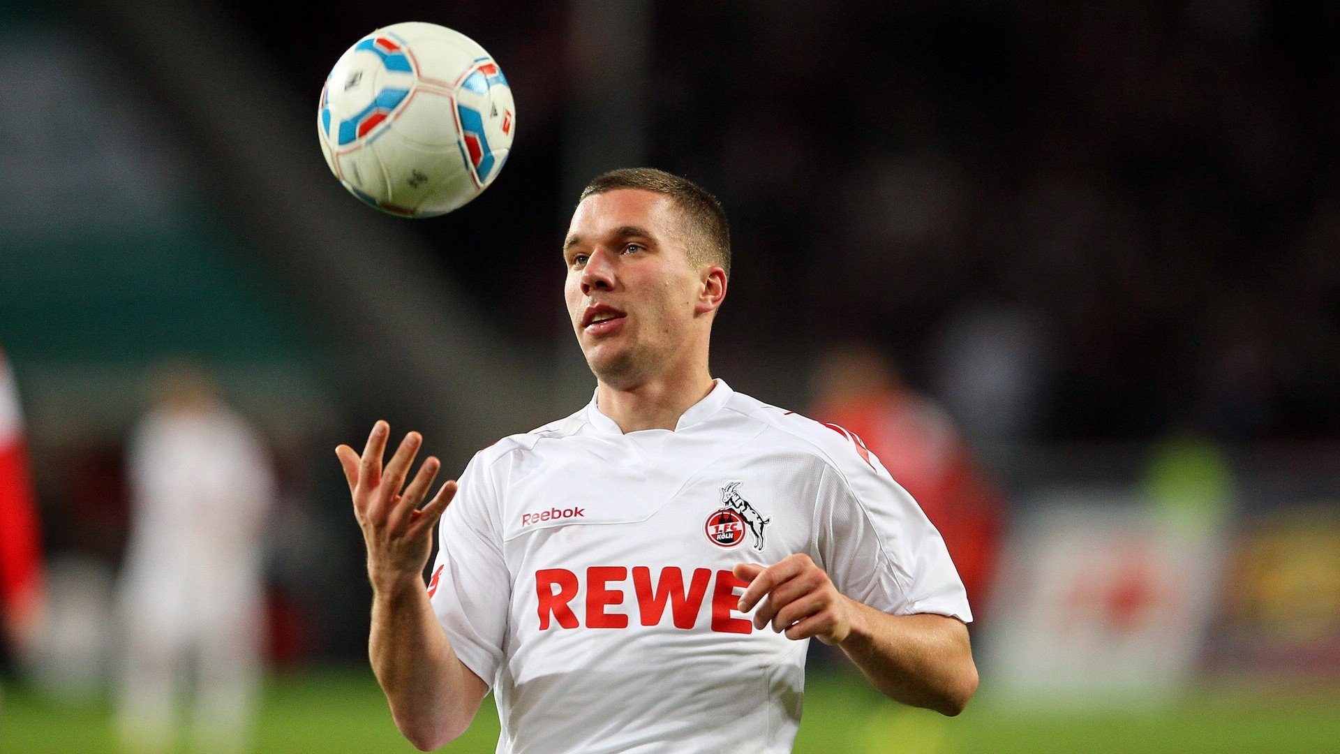 艾比·德尔福：南非队的防守先锋，完美配合前场进攻，比尔和艾德