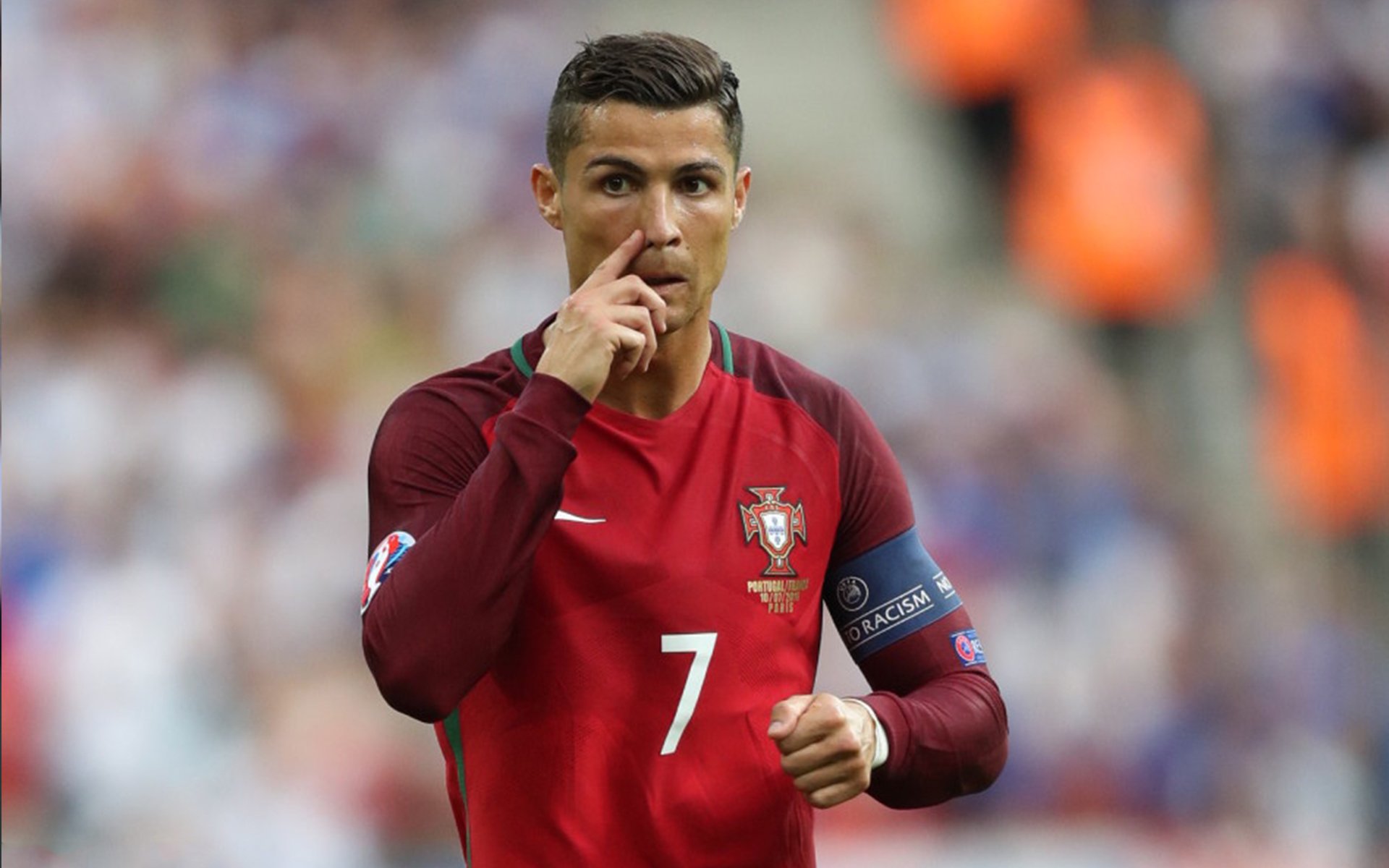 新款滑雪服设计亮点，适应极寒环境保证运动员温暖与灵活，滑雪服装